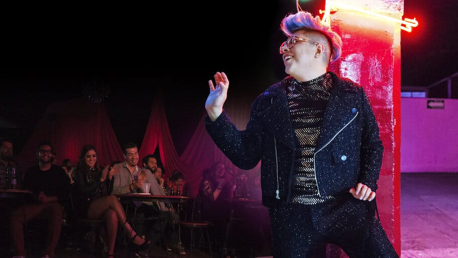 Simplemente Manu NNa backdrop