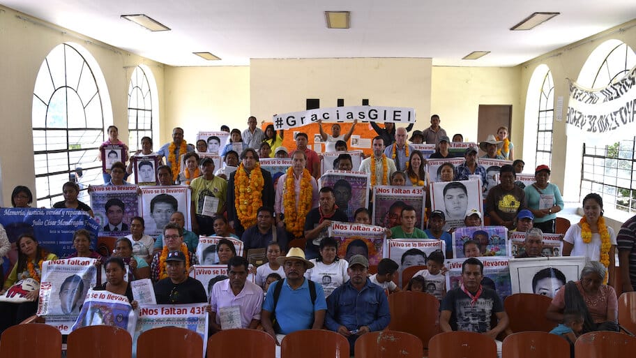 Ayotzinapa, el paso de la tortuga backdrop