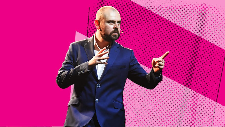 Ricardo Quevedo: Los amargados somos más backdrop