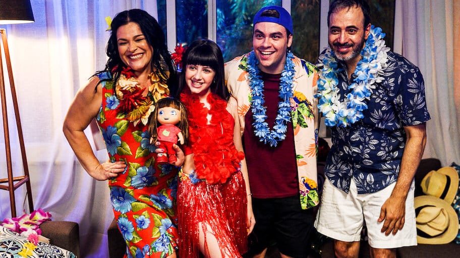 Luccas Neto em: Duas Babás Muito Esquisitas backdrop