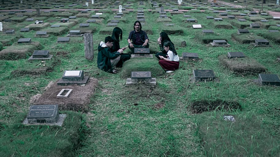 Danur 2: Maddah backdrop