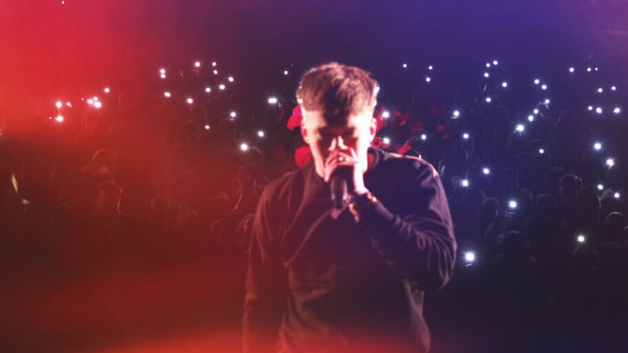 Snelle: Without a Coat backdrop