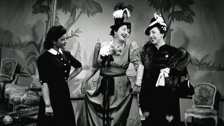 Hanna in Society backdrop