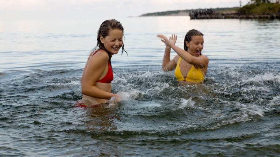 Rose On Tour backdrop