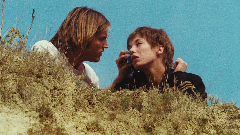 Je t'aime, moi non plus backdrop