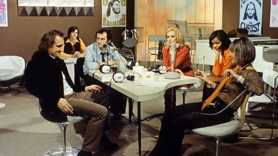 Everybody He Is Nice, Everybody He Is Beautiful backdrop