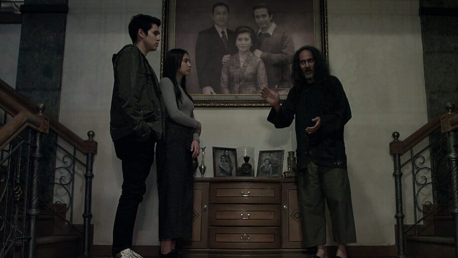 Kain Kafan Hitam backdrop