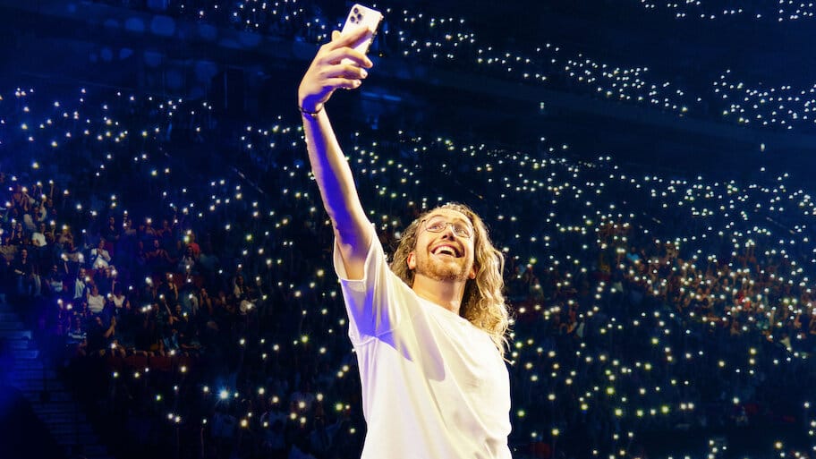 Mathieu Dufour at Bell Centre backdrop