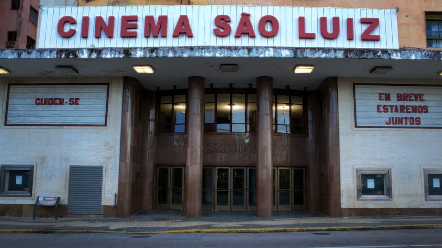 Retratos Fantasmas backdrop