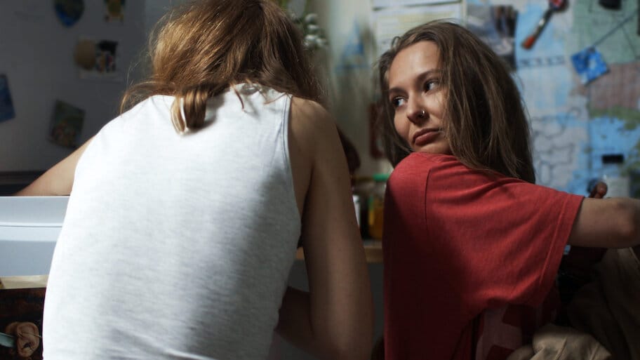 Cateva conversatii despre o fata foarte inalta backdrop