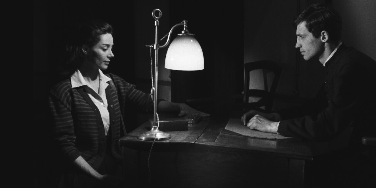 Léon Morin, Priest backdrop