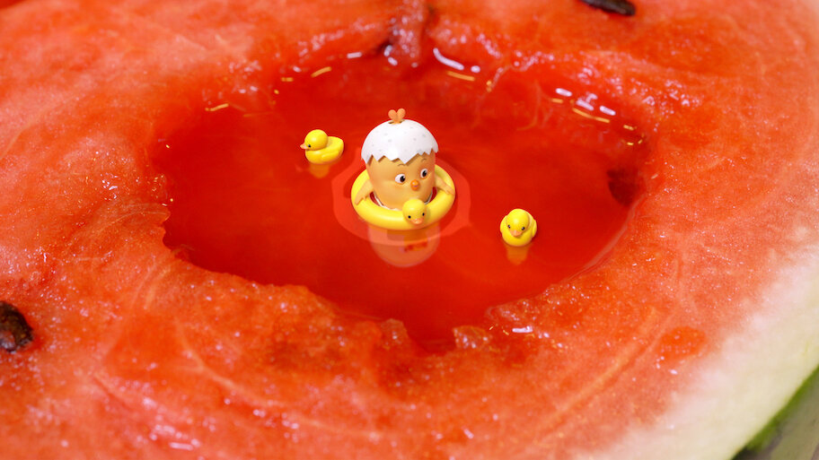 Curious Como backdrop